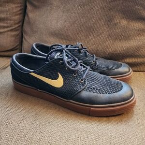 Nike Men's Black and Gold Sneakers